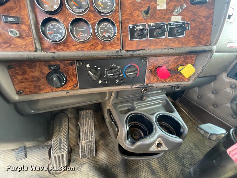 image for item JQ9718 2002 Kenworth T800  semi truck