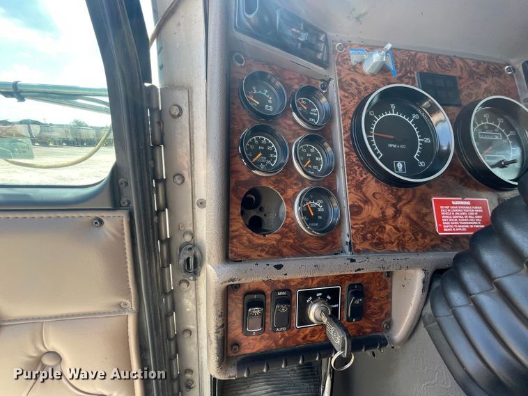 image for item JQ9718 2002 Kenworth T800  semi truck