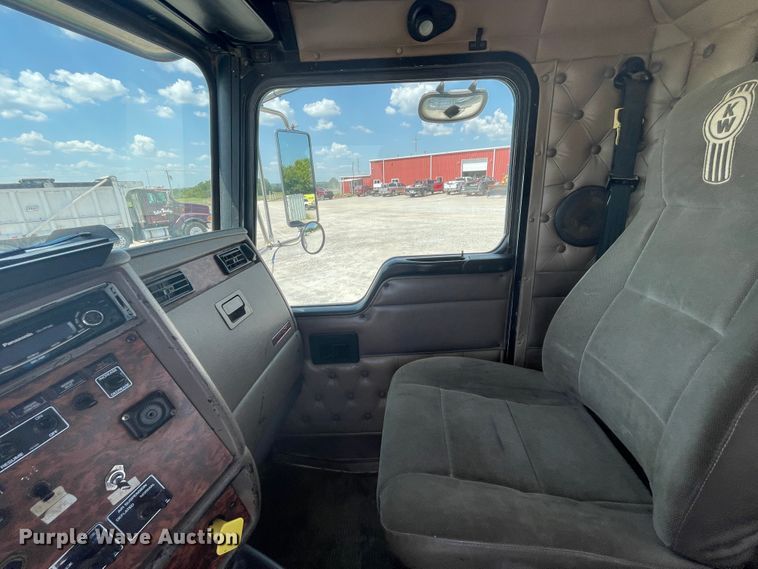 image for item JQ9718 2002 Kenworth T800  semi truck