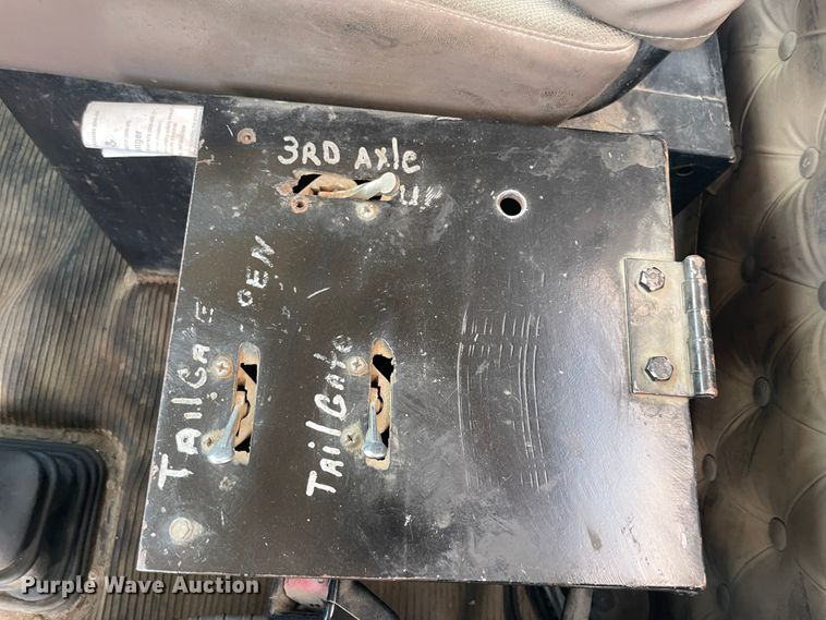 image for item JQ9718 2002 Kenworth T800  semi truck