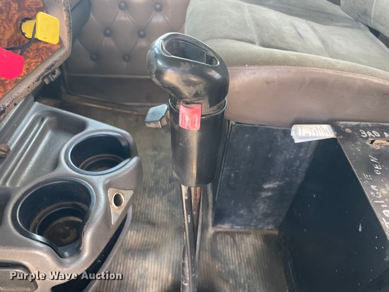 image for item JQ9718 2002 Kenworth T800  semi truck