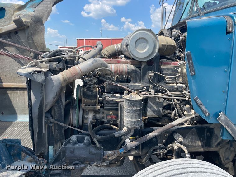 image for item JQ9718 2002 Kenworth T800  semi truck