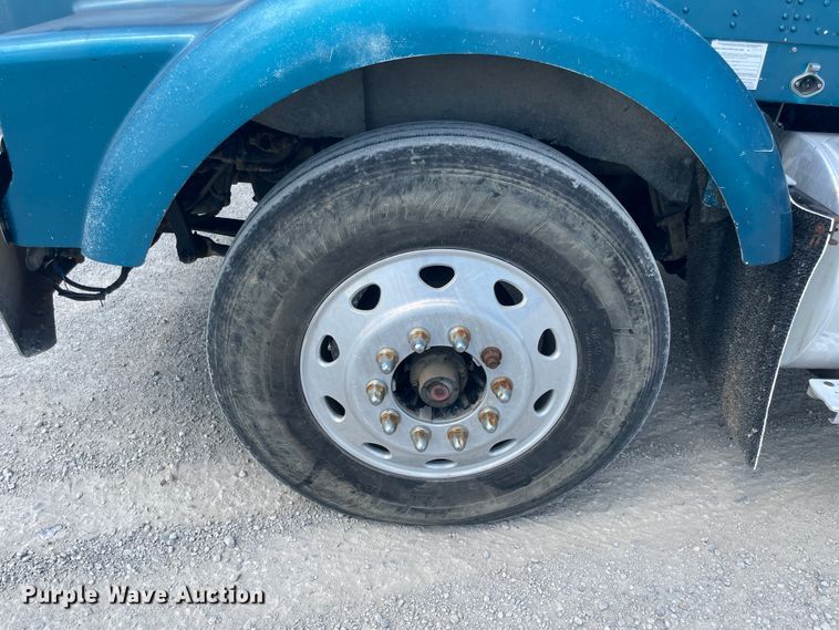 image for item JQ9718 2002 Kenworth T800  semi truck