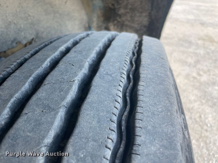 image for item JQ9718 2002 Kenworth T800  semi truck