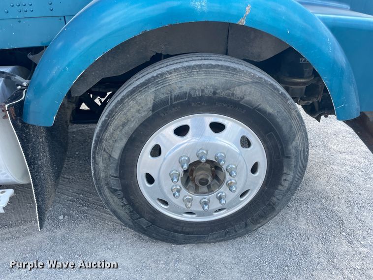 image for item JQ9718 2002 Kenworth T800  semi truck