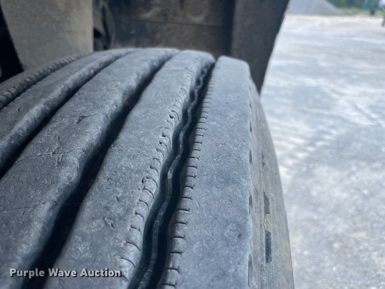 image for item JQ9718 2002 Kenworth T800  semi truck