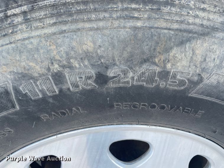 image for item JQ9718 2002 Kenworth T800  semi truck