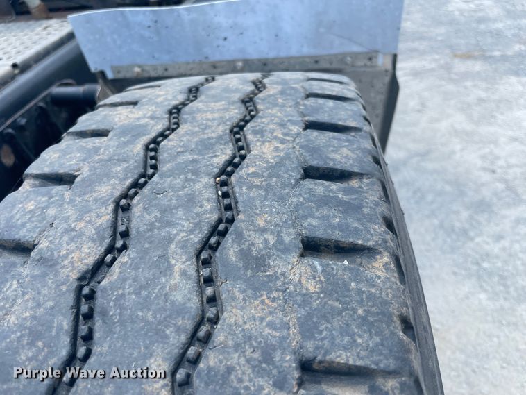 image for item JQ9718 2002 Kenworth T800  semi truck