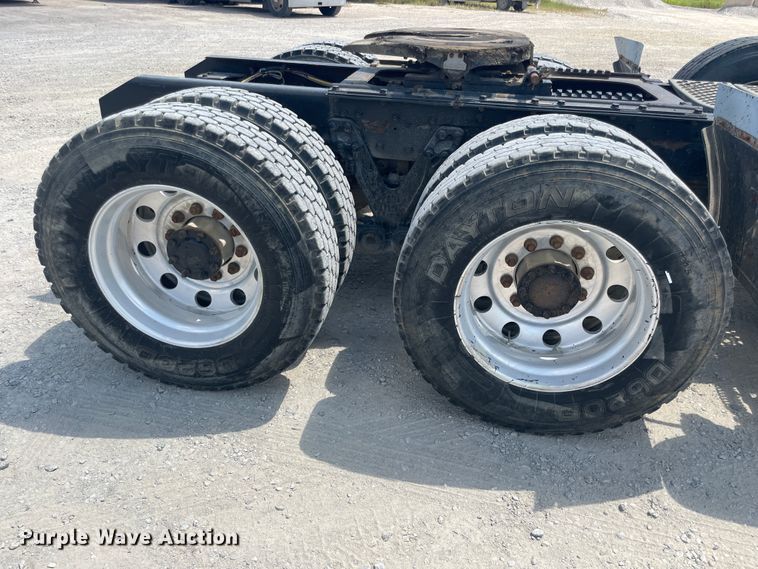 image for item JQ9718 2002 Kenworth T800  semi truck