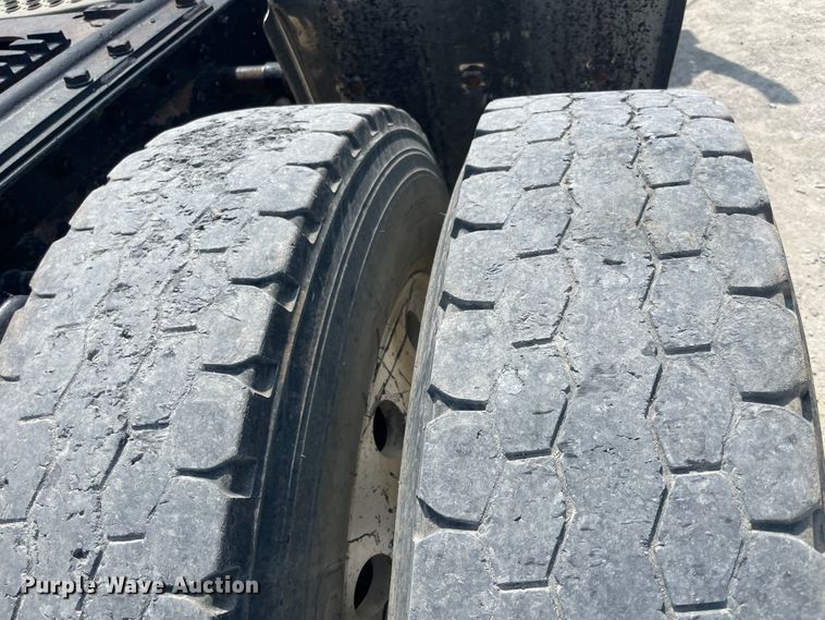 image for item JQ9718 2002 Kenworth T800  semi truck