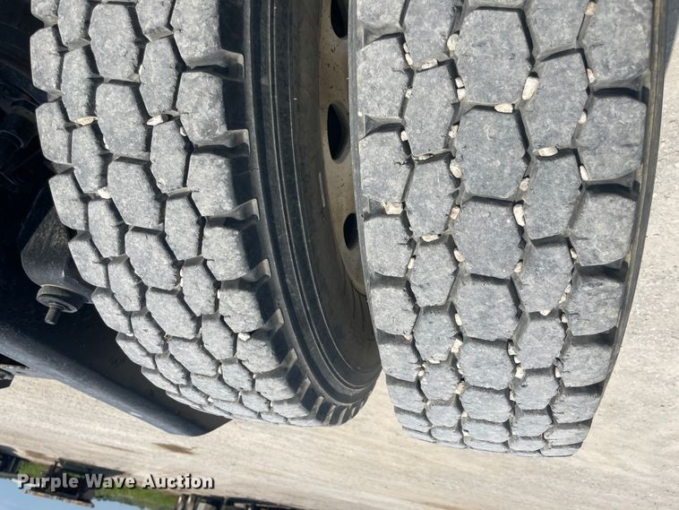 image for item JQ9718 2002 Kenworth T800  semi truck