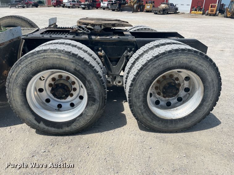 image for item JQ9718 2002 Kenworth T800  semi truck