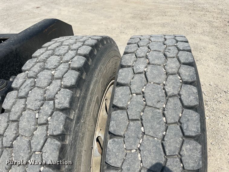 image for item JQ9718 2002 Kenworth T800  semi truck