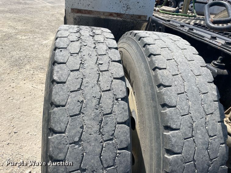 image for item JQ9718 2002 Kenworth T800  semi truck