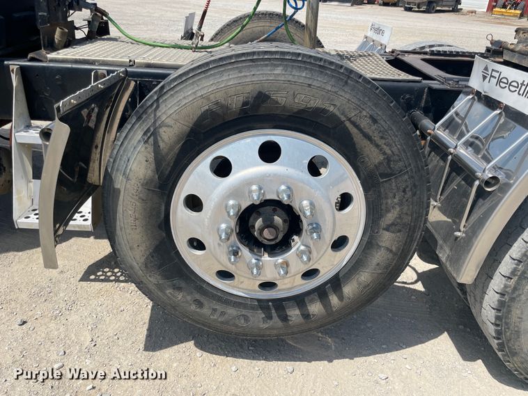 image for item JQ9718 2002 Kenworth T800  semi truck