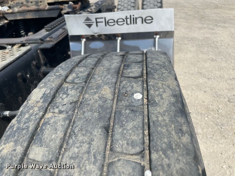 image for item JQ9718 2002 Kenworth T800  semi truck