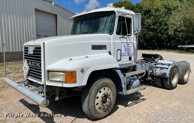 image for item JQ9737 2000 Mack CH613  semi truck