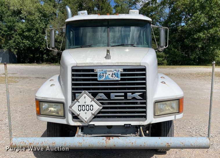 image for item JQ9737 2000 Mack CH613  semi truck