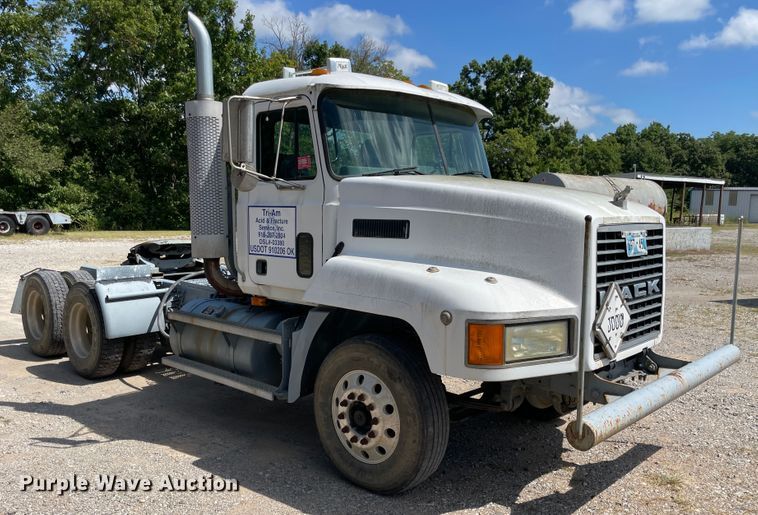 image for item JQ9737 2000 Mack CH613  semi truck