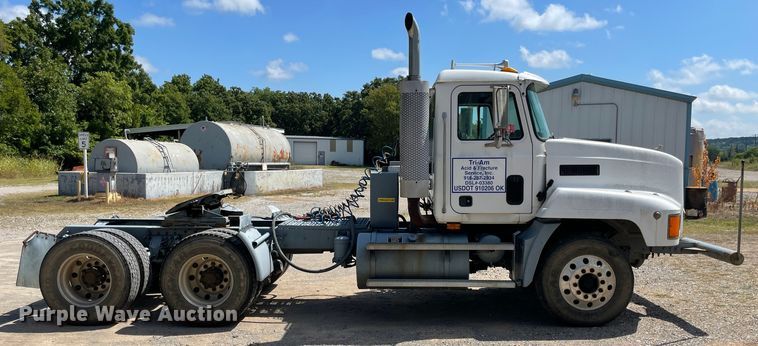 image for item JQ9737 2000 Mack CH613  semi truck