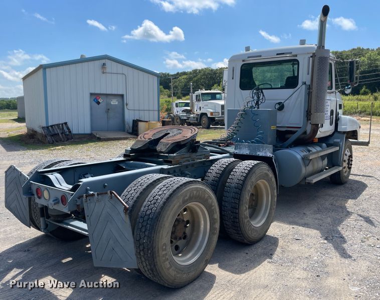 image for item JQ9737 2000 Mack CH613  semi truck