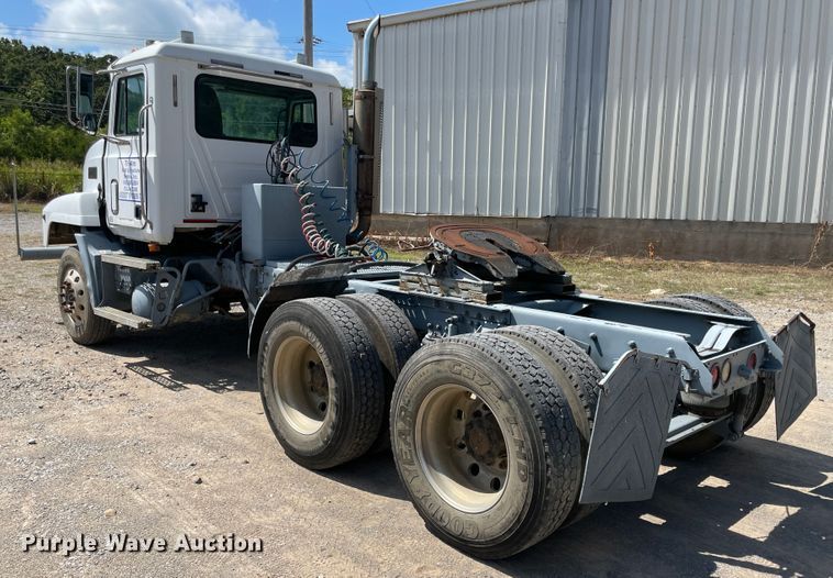image for item JQ9737 2000 Mack CH613  semi truck