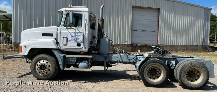 image for item JQ9737 2000 Mack CH613  semi truck