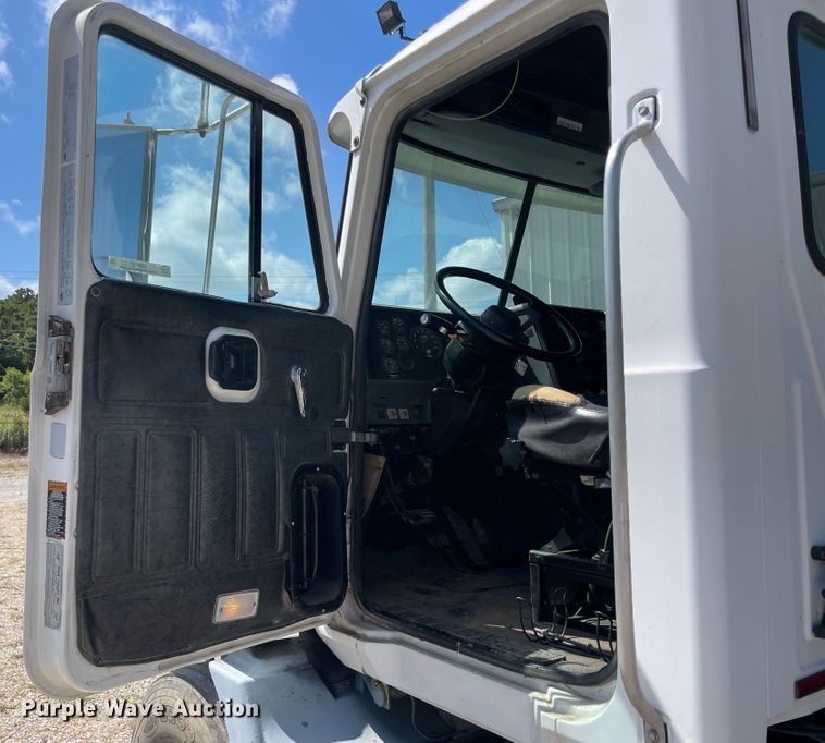 image for item JQ9737 2000 Mack CH613  semi truck