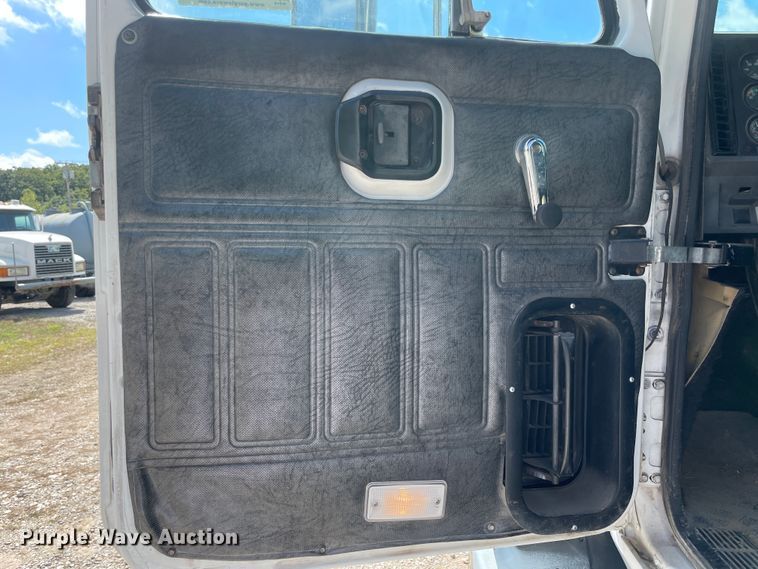 image for item JQ9737 2000 Mack CH613  semi truck