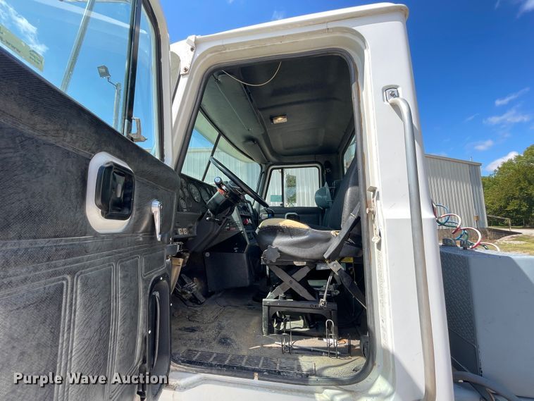 image for item JQ9737 2000 Mack CH613  semi truck