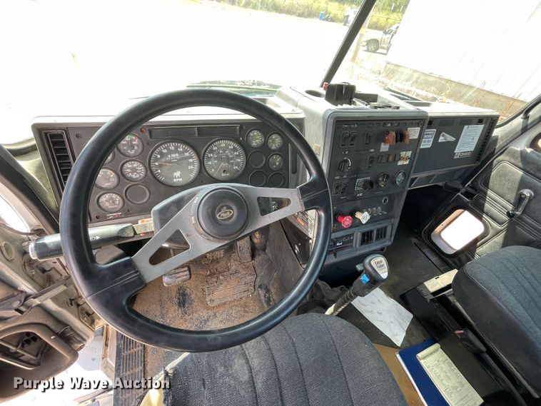 image for item JQ9737 2000 Mack CH613  semi truck