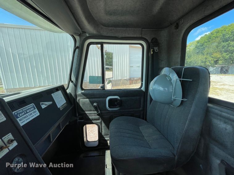 image for item JQ9737 2000 Mack CH613  semi truck