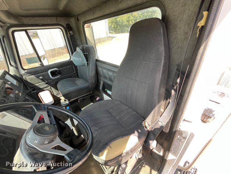 image for item JQ9737 2000 Mack CH613  semi truck