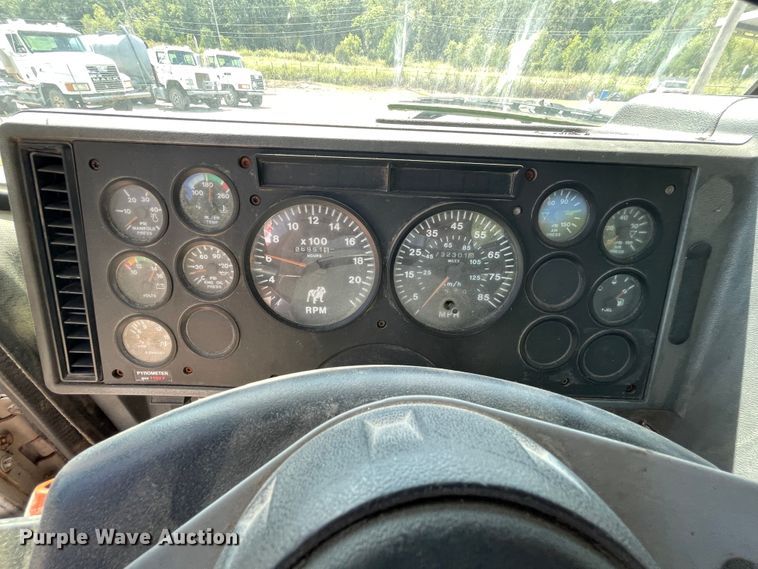 image for item JQ9737 2000 Mack CH613  semi truck