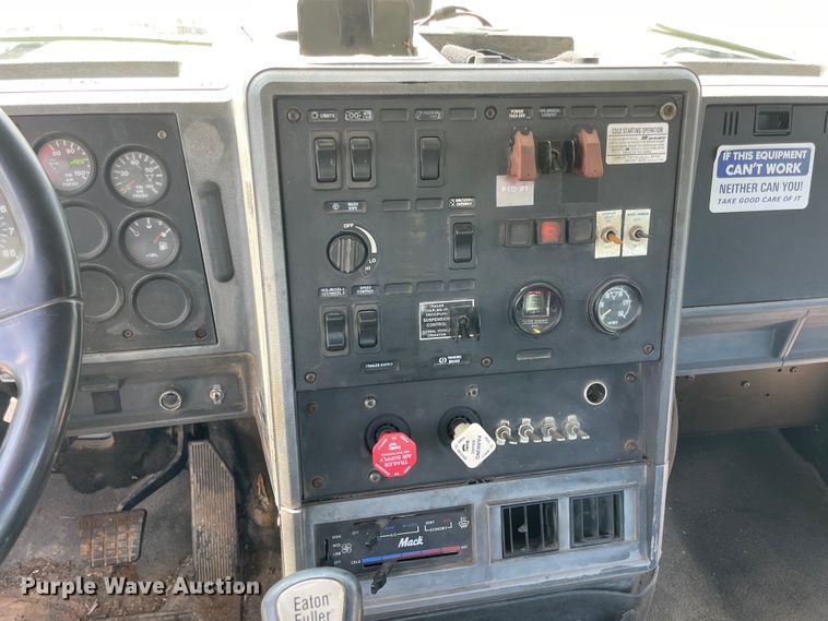 image for item JQ9737 2000 Mack CH613  semi truck