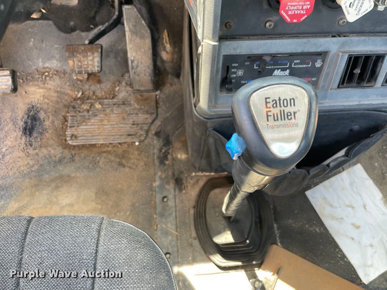 image for item JQ9737 2000 Mack CH613  semi truck