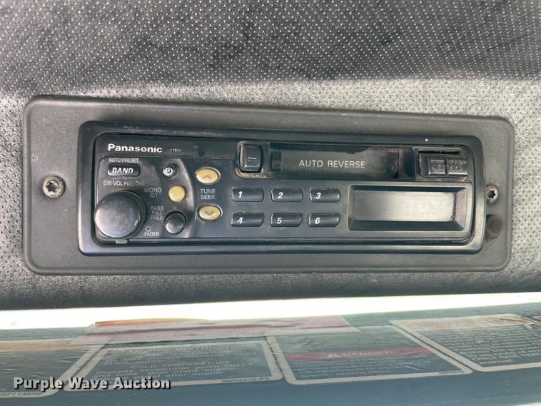 image for item JQ9737 2000 Mack CH613  semi truck