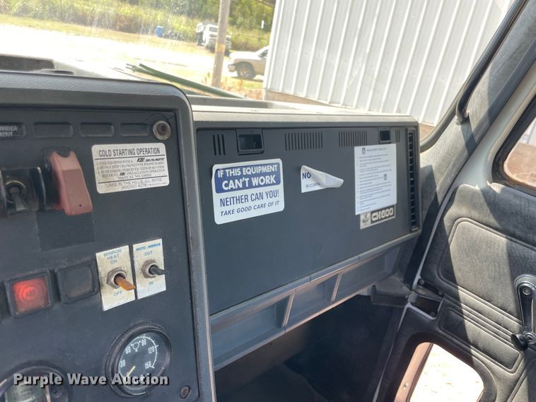 image for item JQ9737 2000 Mack CH613  semi truck