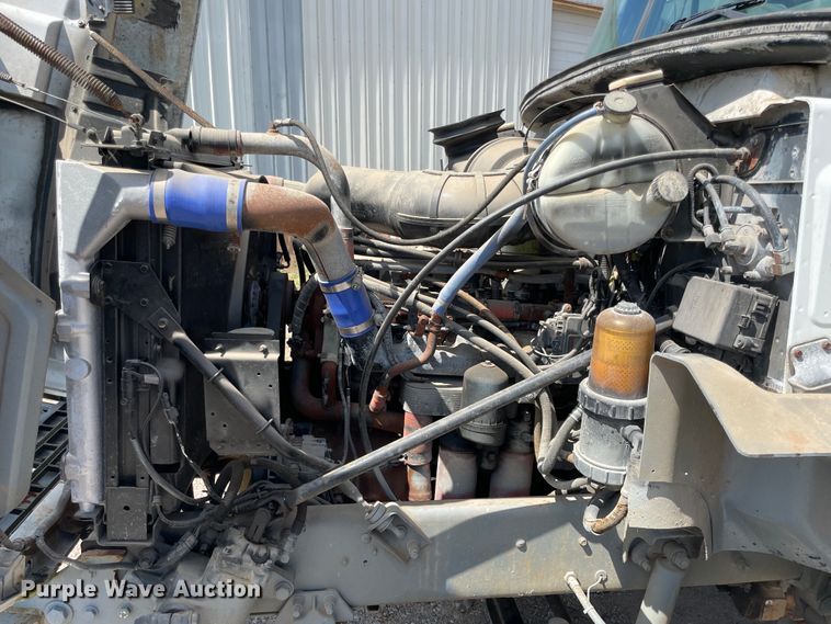 image for item JQ9737 2000 Mack CH613  semi truck