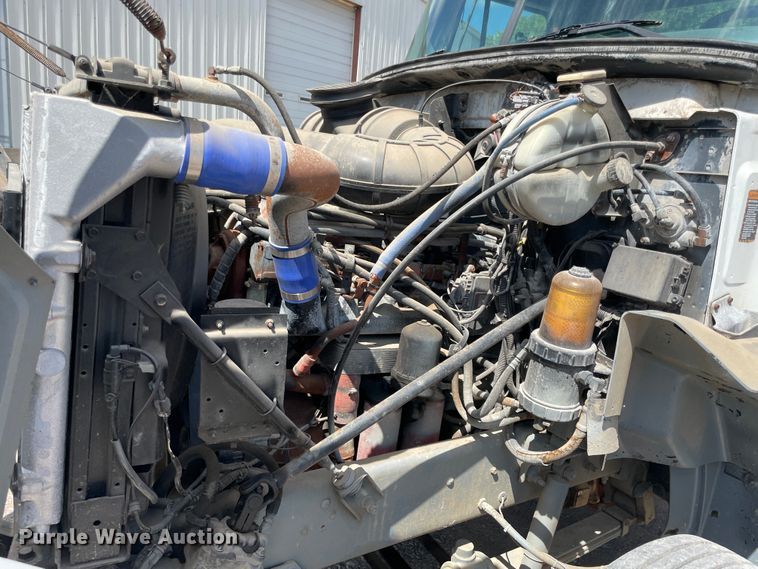 image for item JQ9737 2000 Mack CH613  semi truck