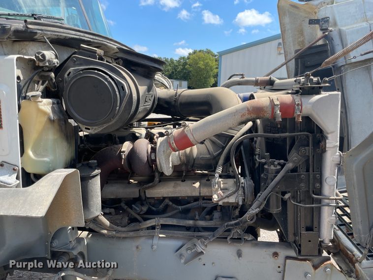 image for item JQ9737 2000 Mack CH613  semi truck