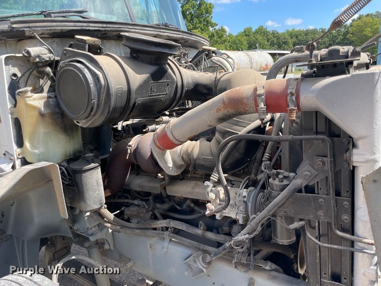 image for item JQ9737 2000 Mack CH613  semi truck