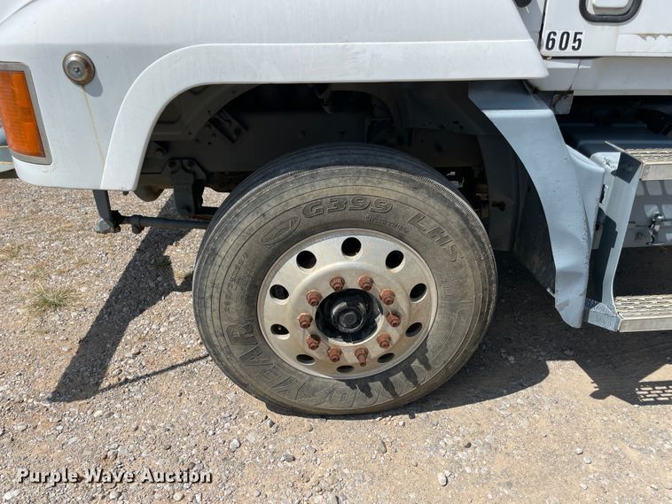 image for item JQ9737 2000 Mack CH613  semi truck