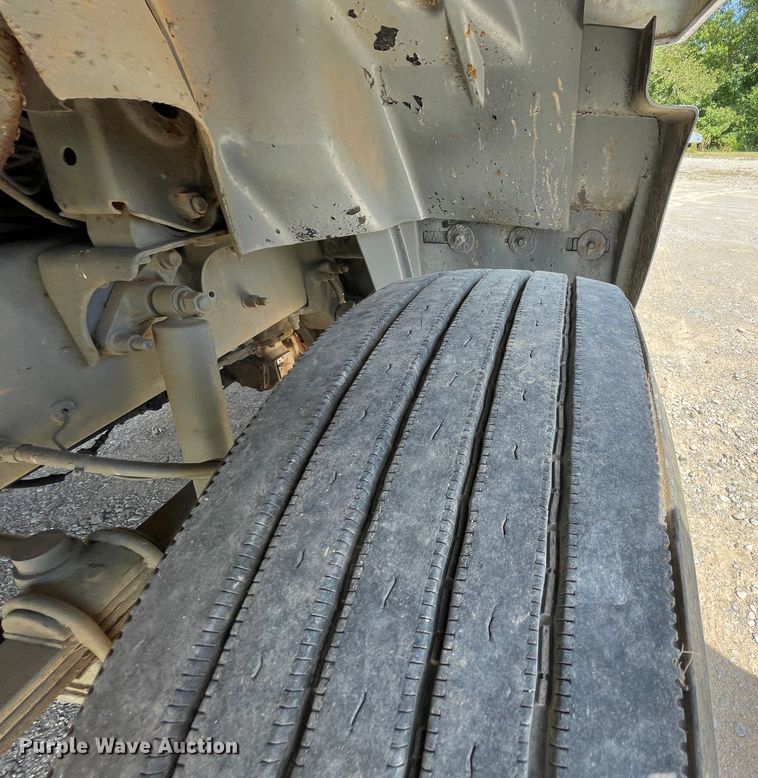 image for item JQ9737 2000 Mack CH613  semi truck