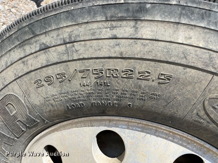 image for item JQ9737 2000 Mack CH613  semi truck