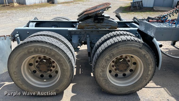 image for item JQ9737 2000 Mack CH613  semi truck