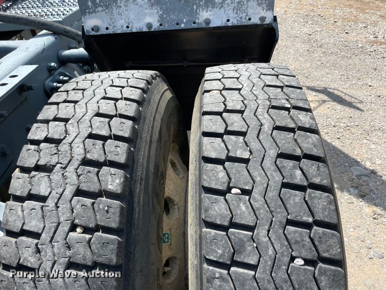 image for item JQ9737 2000 Mack CH613  semi truck