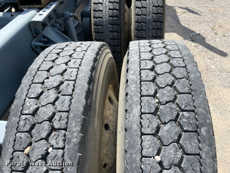 image for item JQ9737 2000 Mack CH613  semi truck