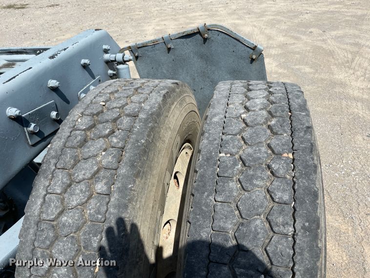 image for item JQ9737 2000 Mack CH613  semi truck