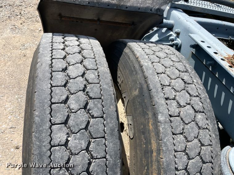 image for item JQ9737 2000 Mack CH613  semi truck